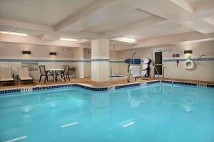 北坎顿坎墩汉普顿套房酒店的游泳池位于酒店客房内,配有桌椅