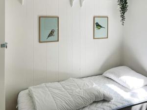霍伊比Holiday home Højby III的墙上有三张照片的房间的一张床位