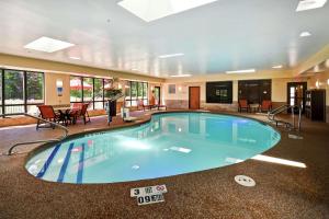 奇科皮斯普林菲尔德-奇科皮汉普顿酒店的在酒店房间的一个大型游泳池