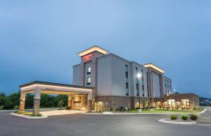 坎伯兰Hampton Inn Cumberland的前面有标志的酒店