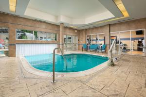 查塔努加查塔努加市区汉普顿套房酒店的游泳池,位于酒店带游泳池的客房