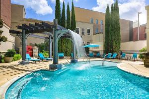 查塔努加查塔努加市区汉普顿套房酒店的庭院中带喷泉的游泳池
