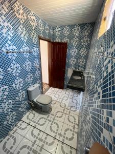 阿尔特杜尚Pousada Sossego de Alter的蓝色瓷砖客房的浴室设有卫生间