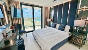 CupecoyMullet Bay Suites - Your Luxury Stay Awaits的一间卧室设有一张大床和一个大窗户