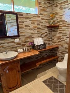 SiquirresSiquirres Mountain Lodge的一间带水槽和卫生间的浴室