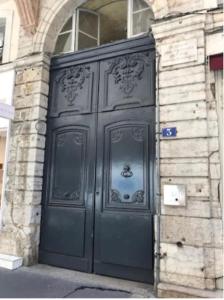里昂Studio lyonnais calme 4pers Jacobins-Bellecour的大楼一侧的黑色大门