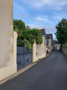 Vernou-sur-BrenneGîte cosy entre Tours et Amboise的房屋内有门的空街道