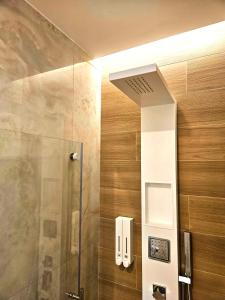 莱切Astoria Supreme - Modern Boutique Suites的带淋浴的浴室和玻璃门