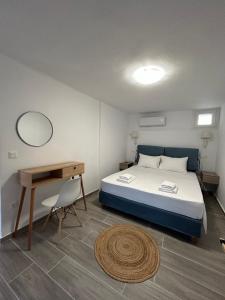 安德罗斯DK Square的一间卧室配有一张床、一张桌子和一张书桌