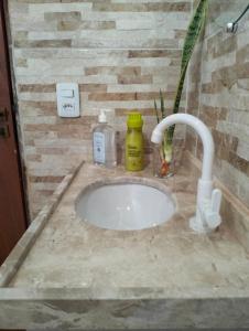 伊塔雷马Pousada Villa Marini的一个带水槽和水龙头的浴室台面
