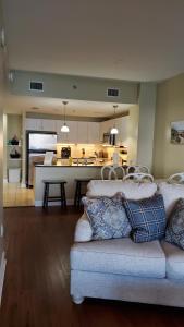 巴拿马城海滩Grand Panama Beach Resort 1-1103的带沙发的客厅和厨房