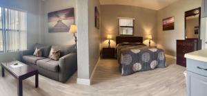 圣徒皮特海滩Sails Resort Motel的一间卧室配有一张床和一个沙发