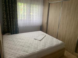 波格拉德茨Villa Rejan的卧室里一张带白色毛巾的床