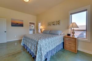 West RichlandWest Richland Home with Vineyard and Mountain Views!的一间卧室设有一张床和一个窗口