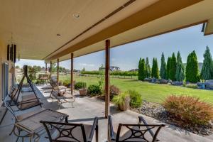 West RichlandWest Richland Home with Vineyard and Mountain Views!的一个带椅子的门廊,享有田野的景色