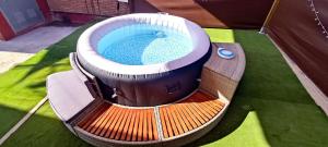 卡斯特利翁-德拉普拉纳Fileta playa Castellón的后院的地面上有一个大型热水浴缸