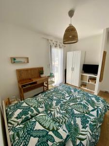 米米藏Chambre Privée Accès Piscine的一间卧室配有一张带绿色和白色毯子的床