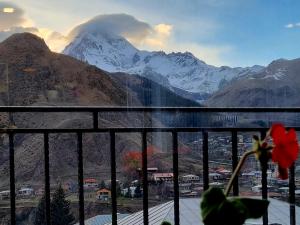卡兹贝吉Hotel Sweet Night的从窗户可欣赏到白雪 ⁇ 的山脉景色