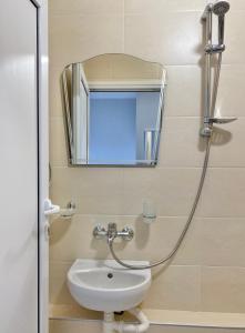 旧扎戈拉Hello Studios Budget Stays Free Parking & Wifi的一间带水槽和镜子的浴室