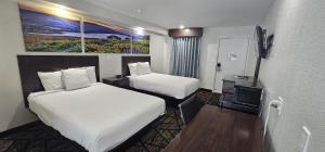印第安纳波利斯戴斯酒店 - 印第安纳波利斯的酒店客房设有两张床和电视。