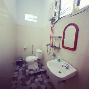 兰特包The Sanduk Homestay的浴室配有白色卫生间和盥洗盆。