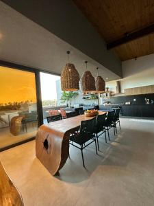 圣米格尔-杜斯米拉格里斯Cobertura Milagres do Chef的用餐室配有大型木桌和椅子