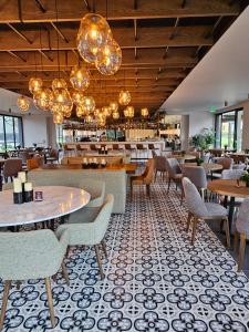 马尼萨莱斯电缆之星酒店的用餐室配有桌椅和吊灯。