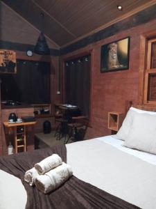 圣安东尼奥-杜皮尼亚尔Chalet di Alta Montagna的一间卧室配有带毛巾的床