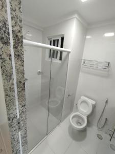 卡达斯诺瓦斯Caldas Novas Spazzio Diroma com acesso ao Vulcao todos os dias的带淋浴和卫生间的浴室