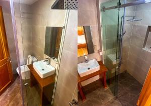 富国Thuận Linh Coffee & Homestay的一间带两个水槽和玻璃淋浴间的浴室