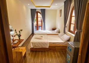 富国Thuận Linh Coffee & Homestay的一间小卧室,配有床和窗户