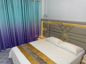 马累Ontrack Travel的彩虹窗帘间的一个床位