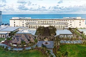 坎昆Marriott Cancun, An All-Inclusive Resort的享有度假胜地的空中景致,以海洋为背景