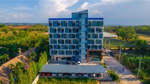 Ban KohongSP Residence Hatyai的享有蓝色建筑的顶部景致,