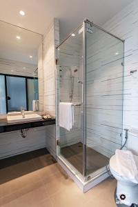 Ban KohongSP Residence Hatyai的一间带玻璃淋浴和水槽的浴室