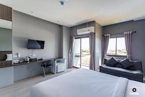 Ban KohongSP Residence Hatyai的酒店客房,配有床和沙发