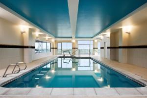 堪萨斯城堪萨斯城布赖尔克利夫万怡酒店的蓝色天花板建筑中的游泳池