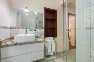 基多拉卡图加酒店的一间带水槽和镜子的浴室