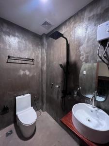 卢纳将军城M-Resort Siargao的浴室配有白色卫生间和盥洗盆。