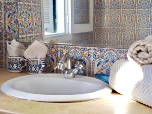 杰尔吉斯Maison d'Hote Domaine El-Manar的浴室设有白色水槽和镜子