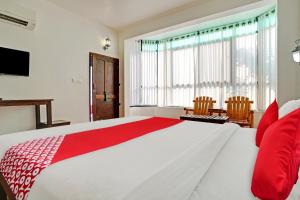 Flagship Cherai Panoramic Beach Hotel客房内的一张或多张床位