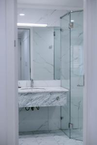 芹苴Senior Hotel的一间带水槽和镜子的浴室