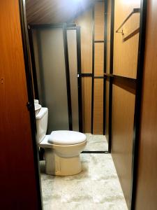 蒂瑟默哈拉默Yala Wild Safaris Camp的浴室设有卫生间,位于走廊