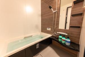 福冈Irodori Hotel DAIDAI的带浴缸和盥洗盆的浴室