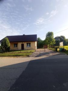 Nowa WieśSielankowy Domek的街道前有围栏的房子