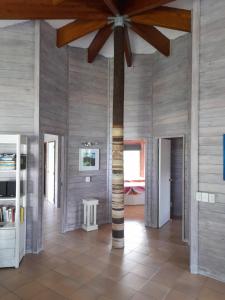 拉罗汤加沙滩别墅的一间设有柱子和桌子的房间