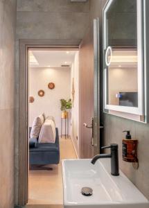 米提卡斯Cactus Villas的一间带水槽的浴室和一张沙发
