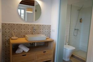 休达德亚Es Mirador Hotel的一间带水槽、镜子和卫生间的浴室