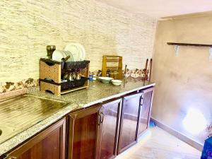 瓦迪穆萨Pink city cottage的厨房配有水槽和台面