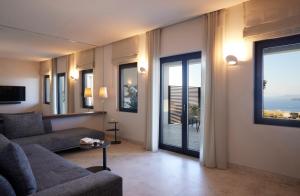阿克罗蒂里Aernia Suites & Art的带沙发和大窗户的客厅